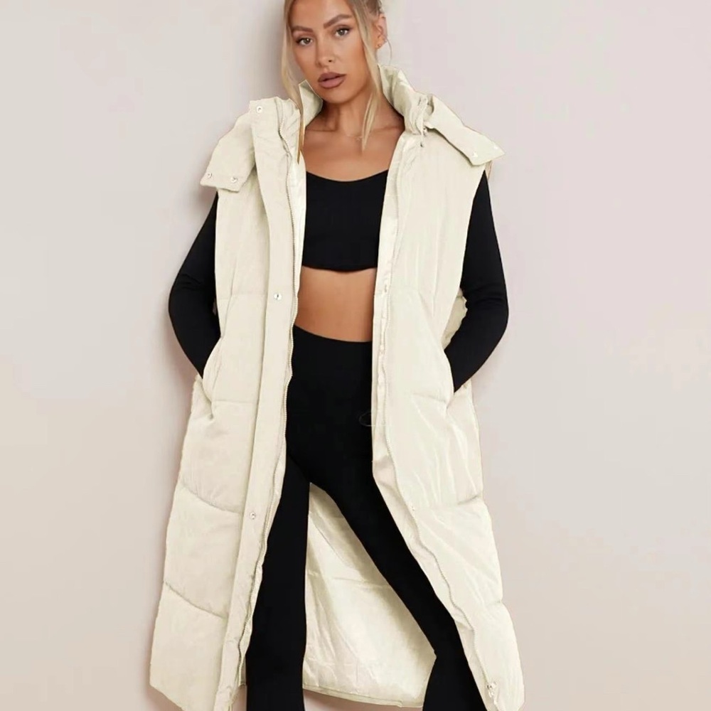 TIKTOK NWOT Women's Cream Puffer Vest